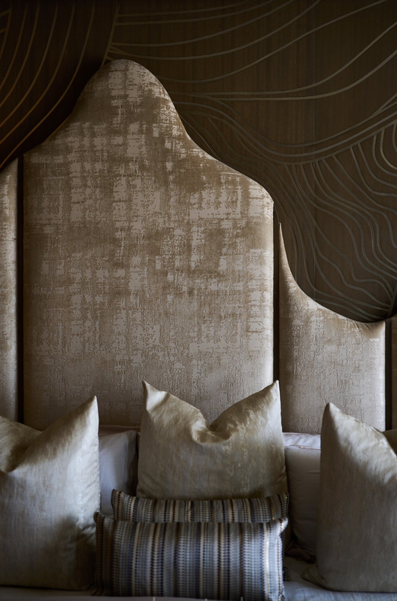 Living room wall in warm beige grasscloth wallpaper